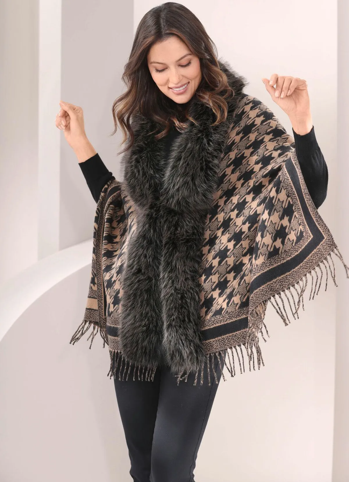 Damen BADER Poncho mit trendstarkem Hahnentritt-Dessin